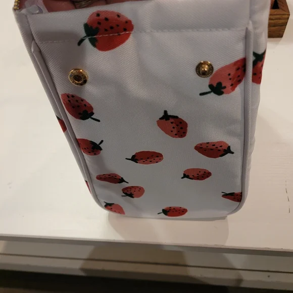 Nwt-Kate Spade Insulated White Wite With Red Strawberries Lunch bag - Picture 6 of 9